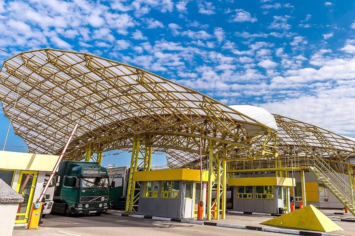 Українців на кордоні з Польщею набили в автобуси і не відправили на обсервацію: відео Українців на кордоні з Польщею набили в автобуси і не відправили на обсервацію: відео