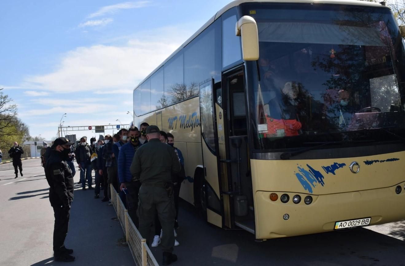 Украинцы массово возвращаются домой на Пасху, на границе ажиотаж: видео