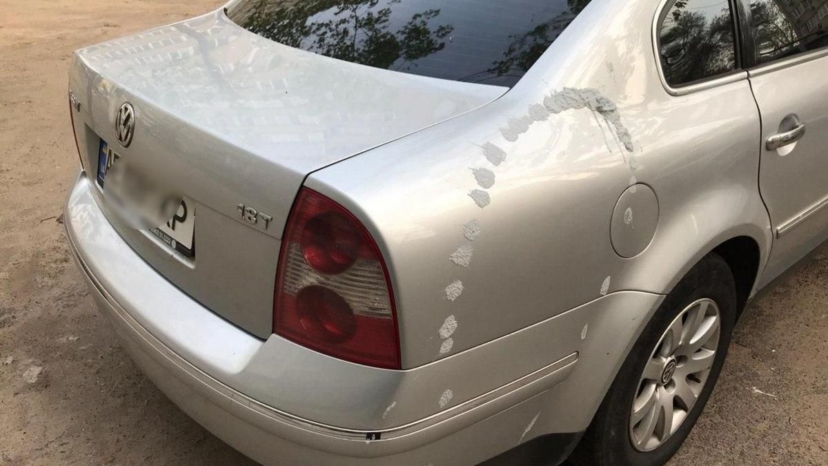 В Днепре злоумышленники облили кислотой 20 автомобилей: фото В Днепре злоумышленники облили кислотой 20 автомобилей: фото