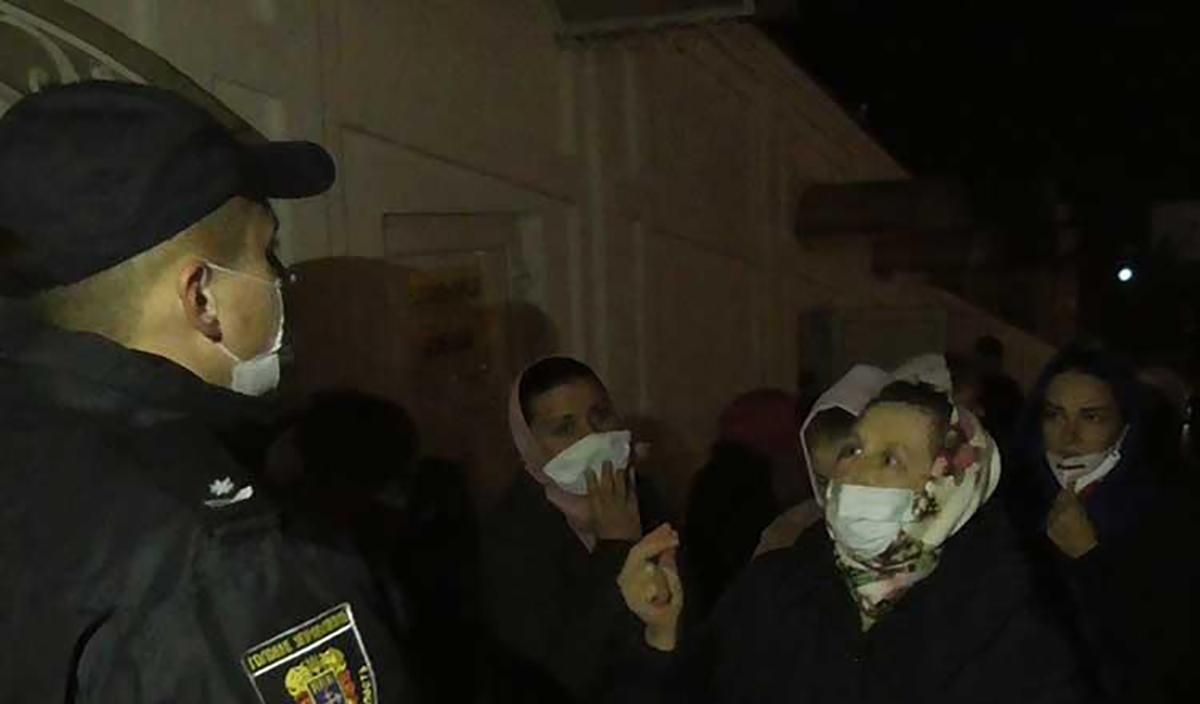 Порушення карантину в Почаївській лаврі: понад 100 вірян впустили всередину храму Порушення карантину в Почаївській лаврі: понад 100 вірян впустили всередину храму