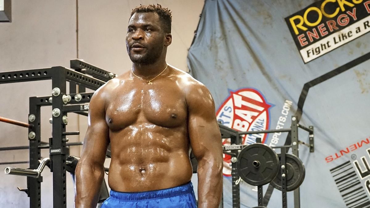 Звездный боец UFC стал первым, кто поднял двухметрового Шакила О'Нила: видео