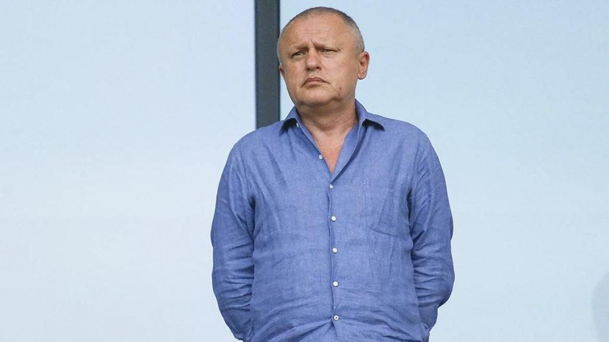 Президент "Динамо" Суркис набивает мяч, сидя на стуле: видео