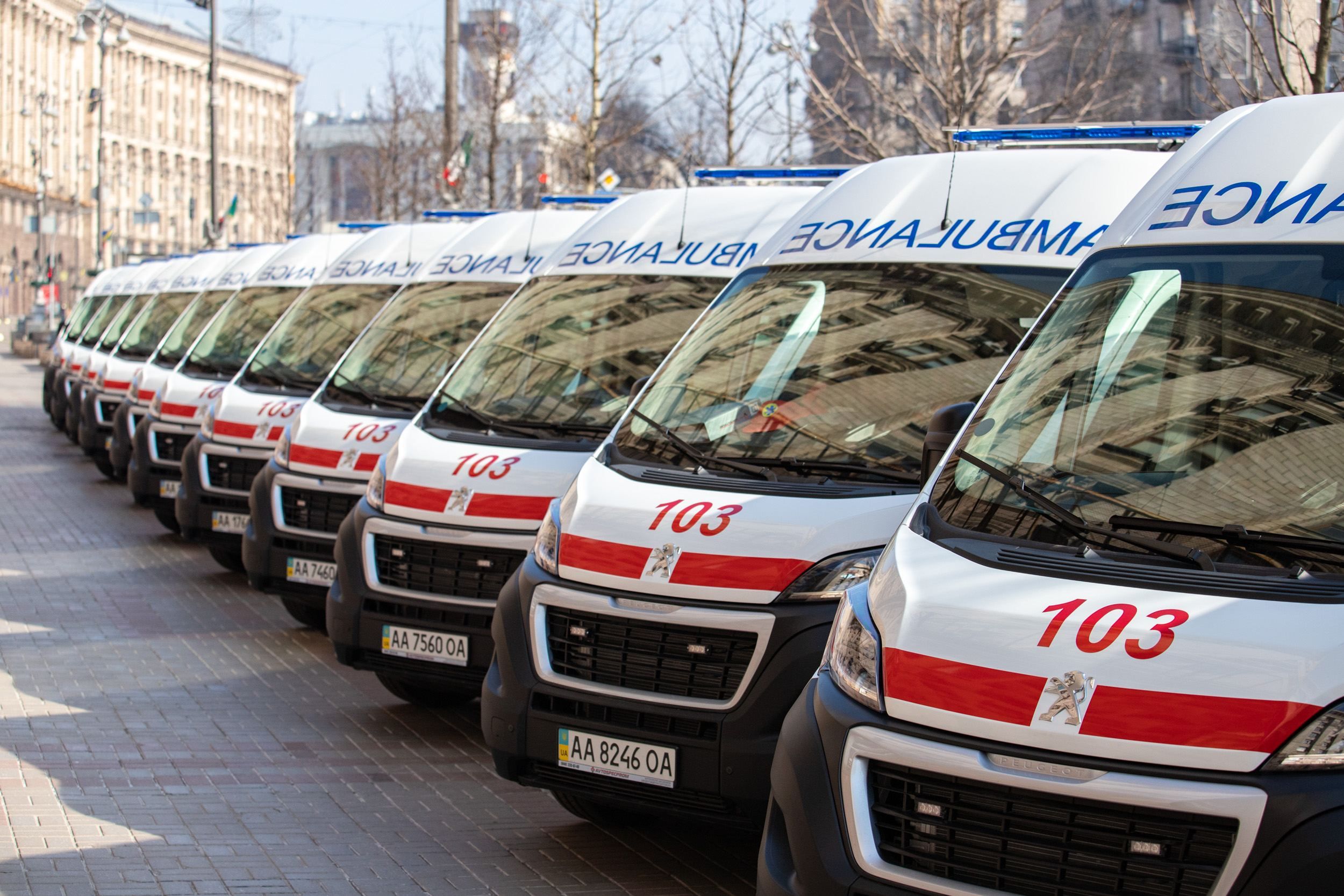 Із Києво-Печерської лаври знову масово виїхали "швидкі" з хворими: фото Із Києво-Печерської лаври знову масово виїхали "швидкі" з хворими: фото