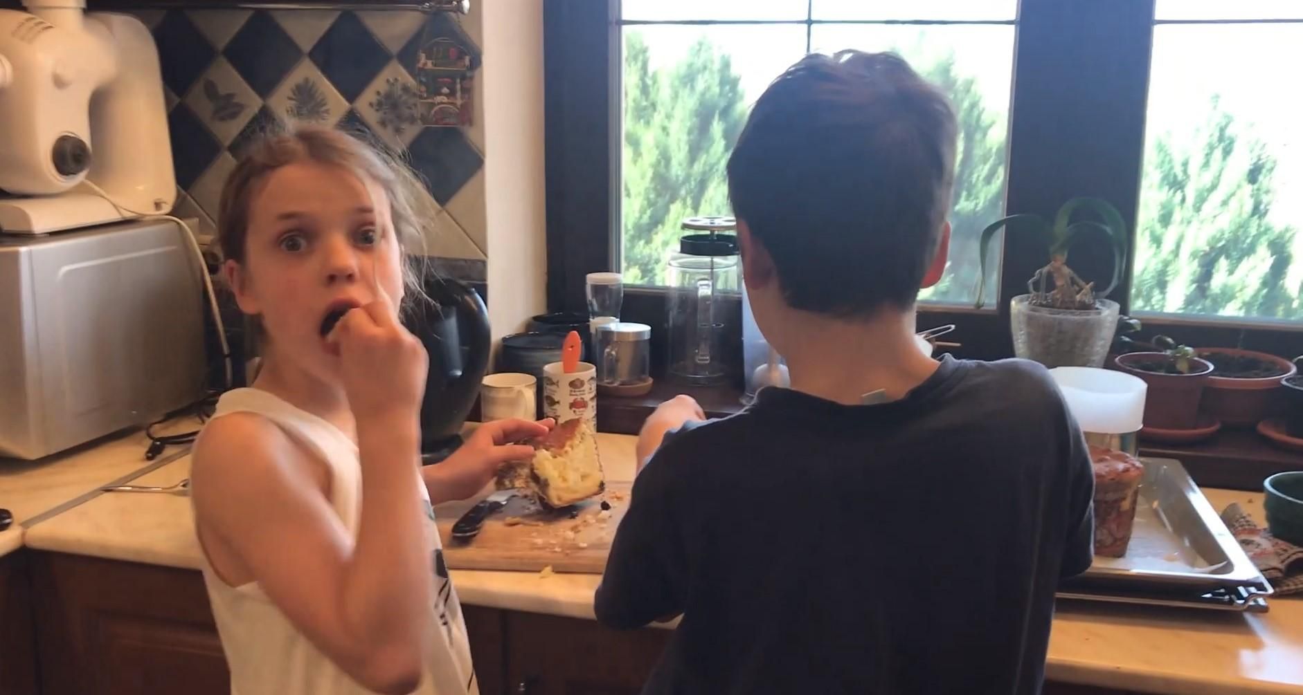 Як українці святкують Великдень вдома: зворушливе відео Як українці святкують Великдень вдома: зворушливе відео