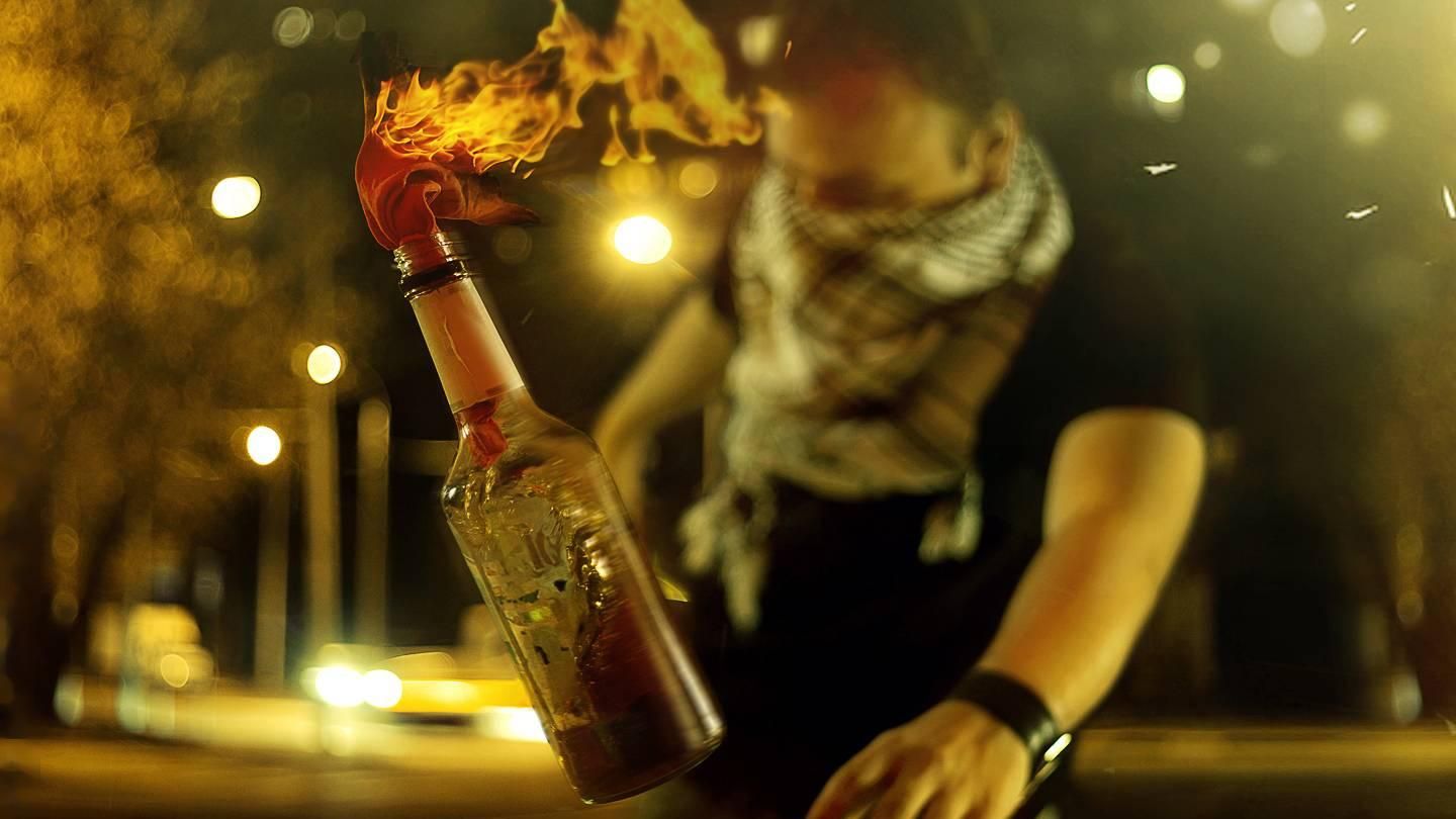 Невідомий кинув "коктейль Молотова" у будинок медсестри через підозру COVID-19 Невідомий кинув "коктейль Молотова" у будинок медсестри через підозру COVID-19