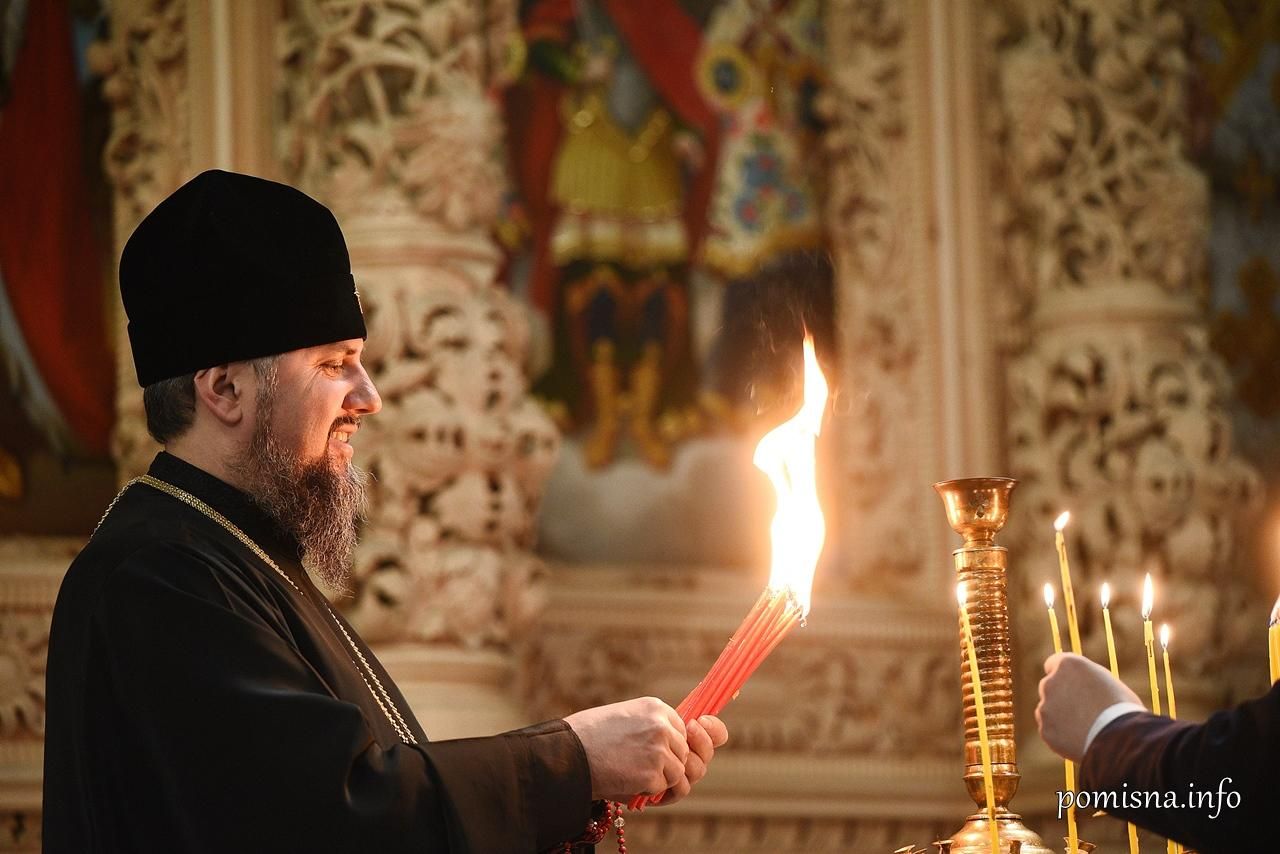 Православная церковь Украины получила благодатный огонь из Иерусалима