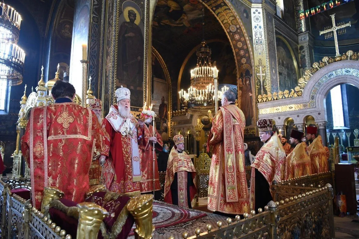 Філарет і священники без масок і рукавичок