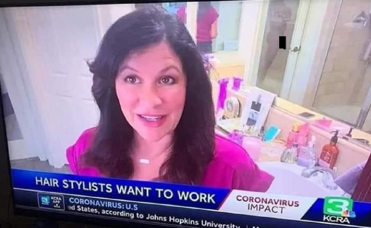 Журналістка вийшла в ефір з ванної, випадково знявши голого чоловіка: фото Журналістка вийшла в ефір з ванної, випадково знявши голого чоловіка: фото