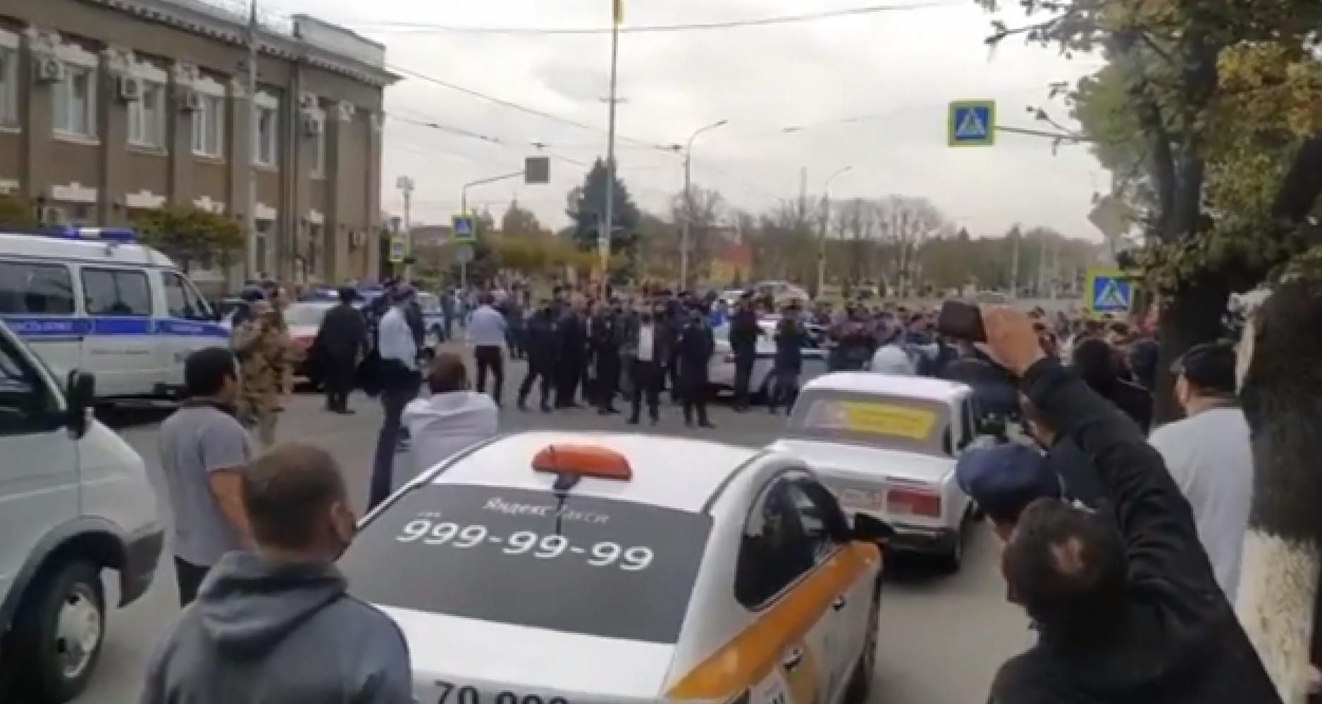 В Росії тисяча людей вийшли на мітинг проти карантину, утворилися сутички з поліцією: відео