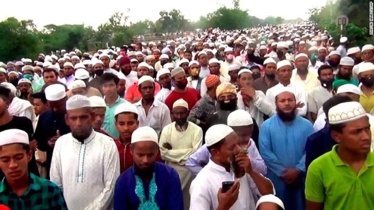 Понад 100 тисяч людей у Бангладеш прийшли на похорон попри карантин: відео