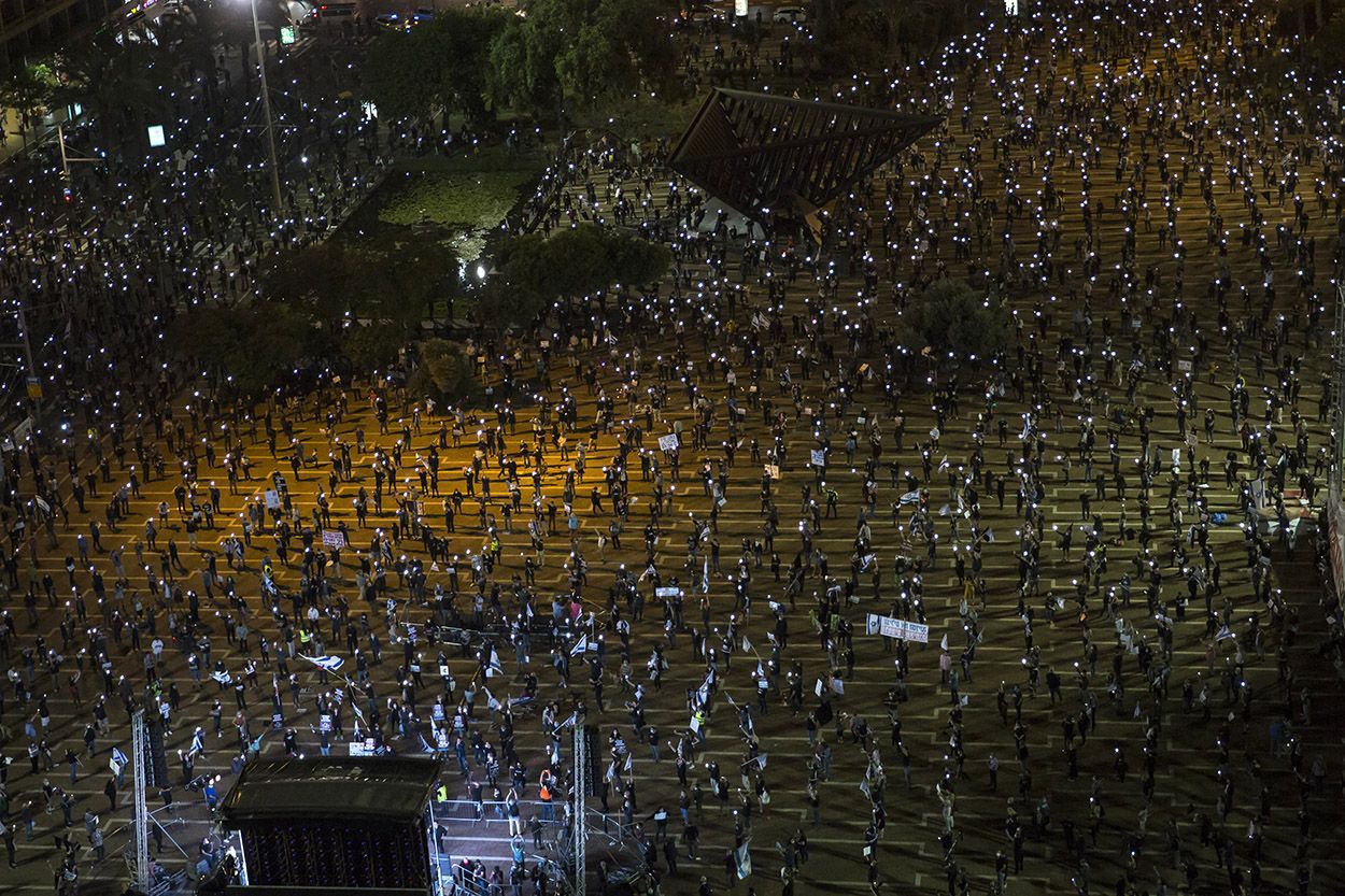 Тисячі людей, дотримуючись дистанції, вийшли на мітинг в Ізраїлі: фото, відео