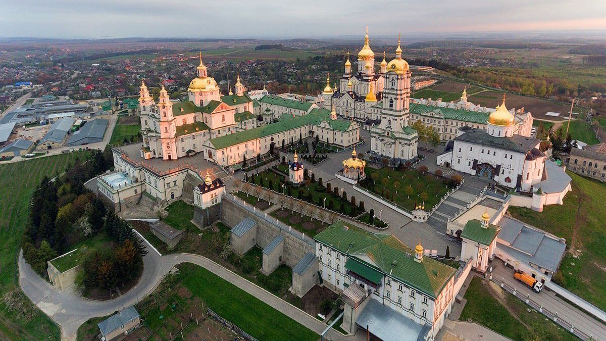 Через спалах COVID-19 закривають Почаїв на Тернопільщині: тут розміщується скандальна лавра 