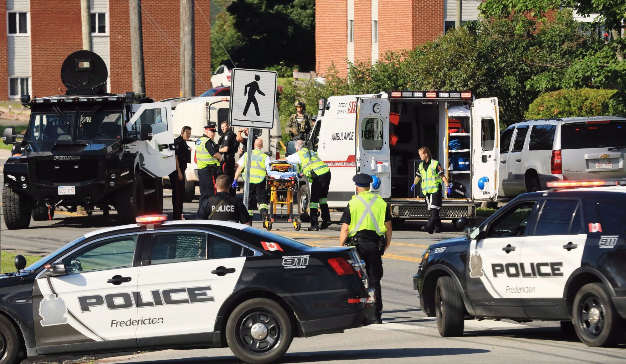 Массовый расстрел, химический взрыв и карантинный протест: фото дня Массовый расстрел, химический взрыв и карантинный протест: фото дня