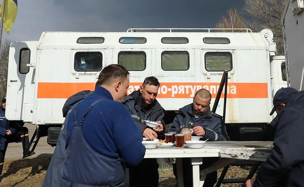 Як живуть рятувальники, що гасять пожежі в Чорнобильській зоні відчуження