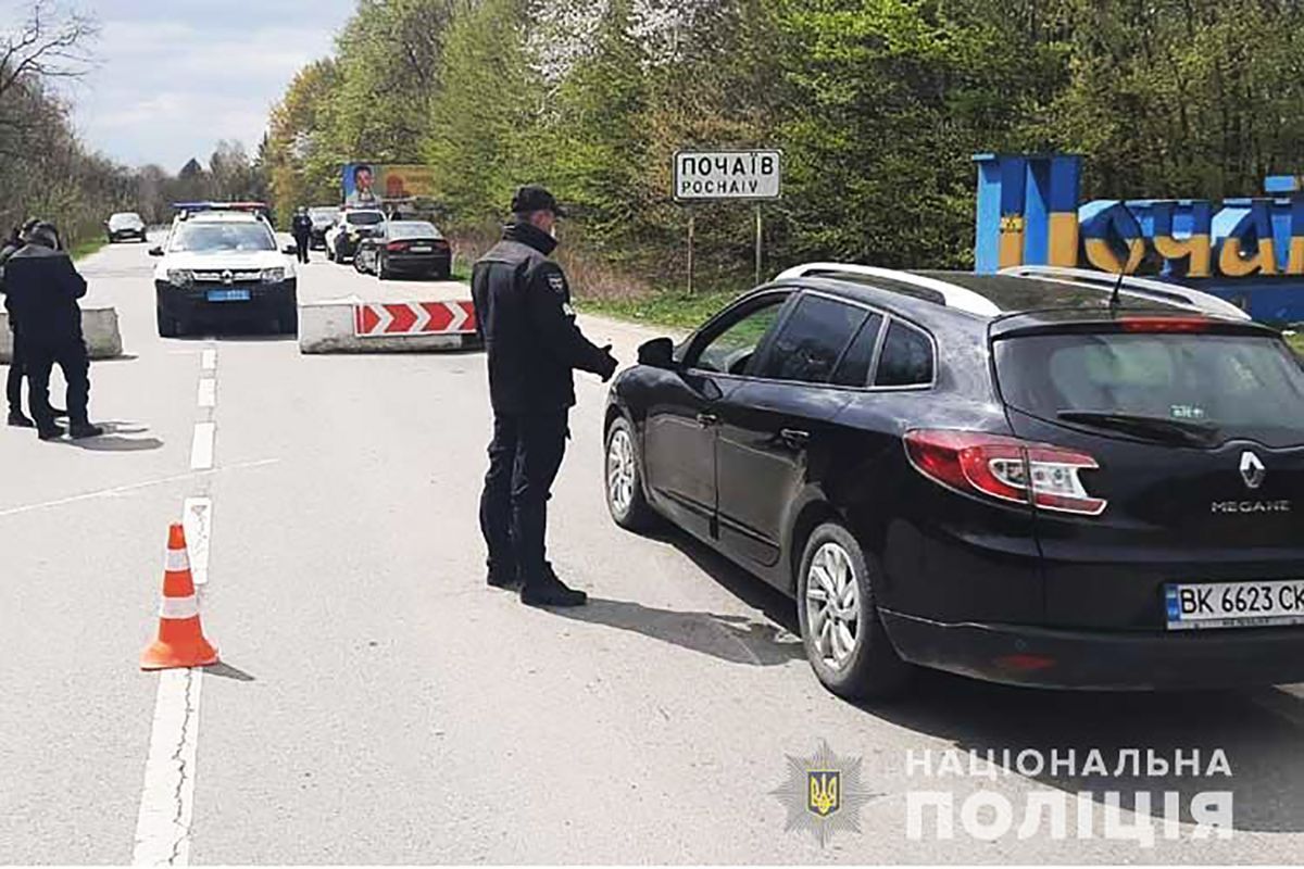 Почаев закрыли на въезд и на выезд после скандального богослужения на Пасху Почаев закрыли на въезд и на выезд после скандального богослужения на Пасху
