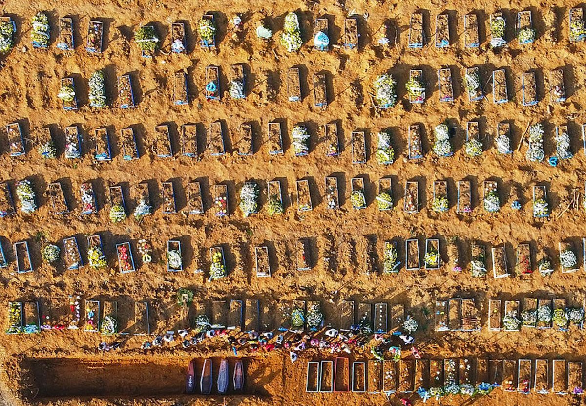 В Бразилии умерших от COVID-19 будут хоронить в братских могилах В Бразилии умерших от COVID-19 будут хоронить в братских могилах