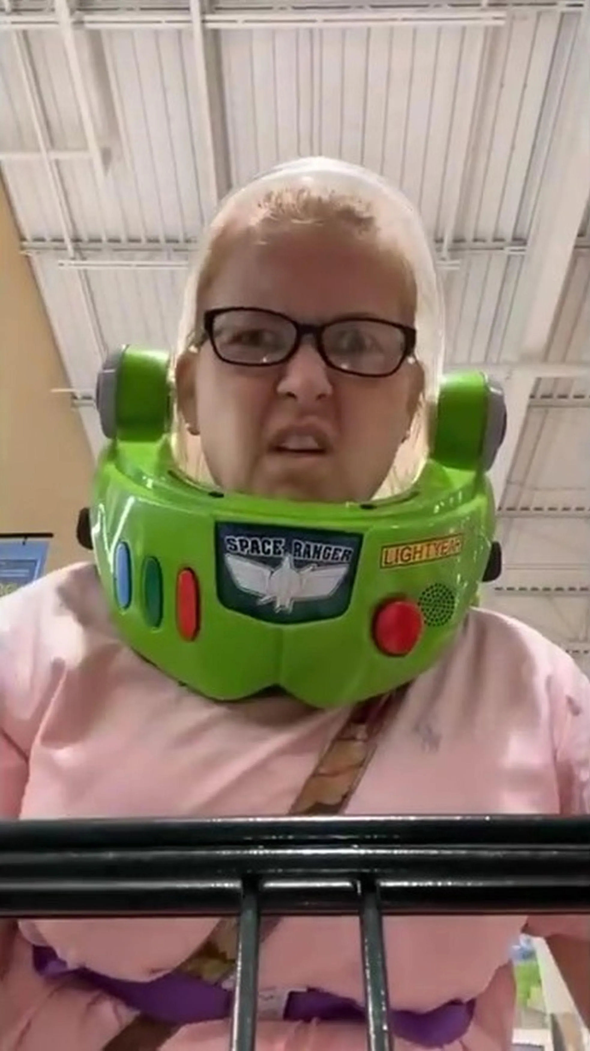 Мама в іграшковому шоломі Мама в іграшковому шоломі