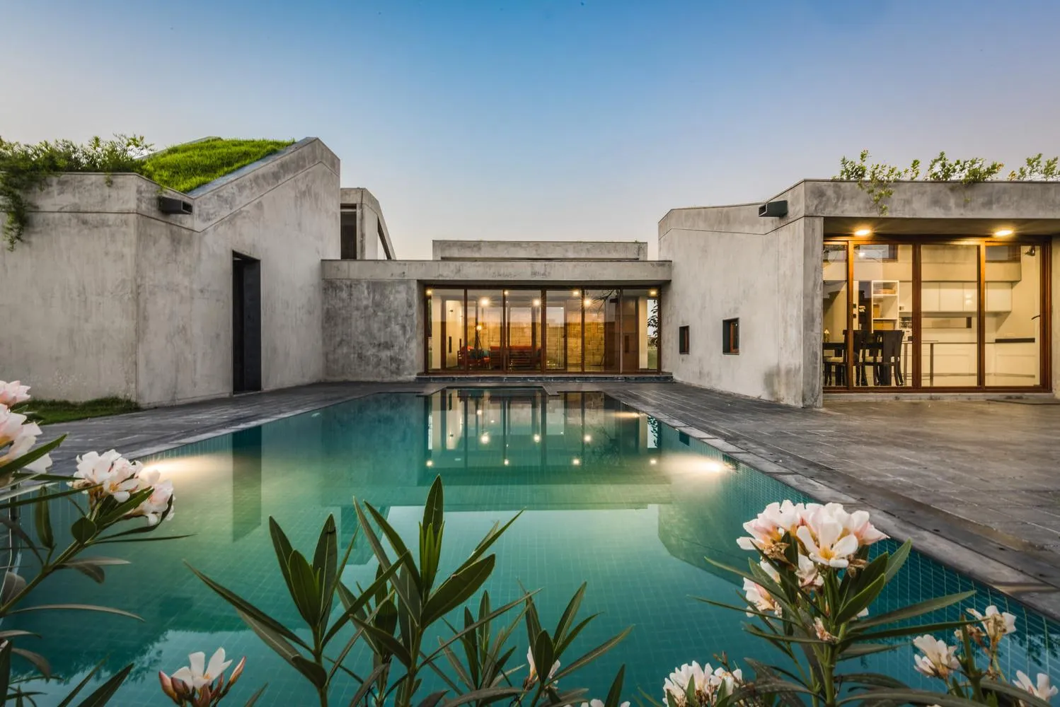 Будинок наче витесаний з каменю / фото: Archdaily Будинок наче витесаний з каменю / фото: Archdaily