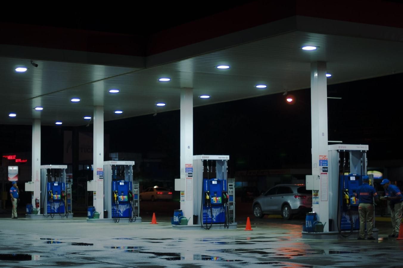 Ціна на бензин ОККО, WOG і Amic знизилася – нові ціни