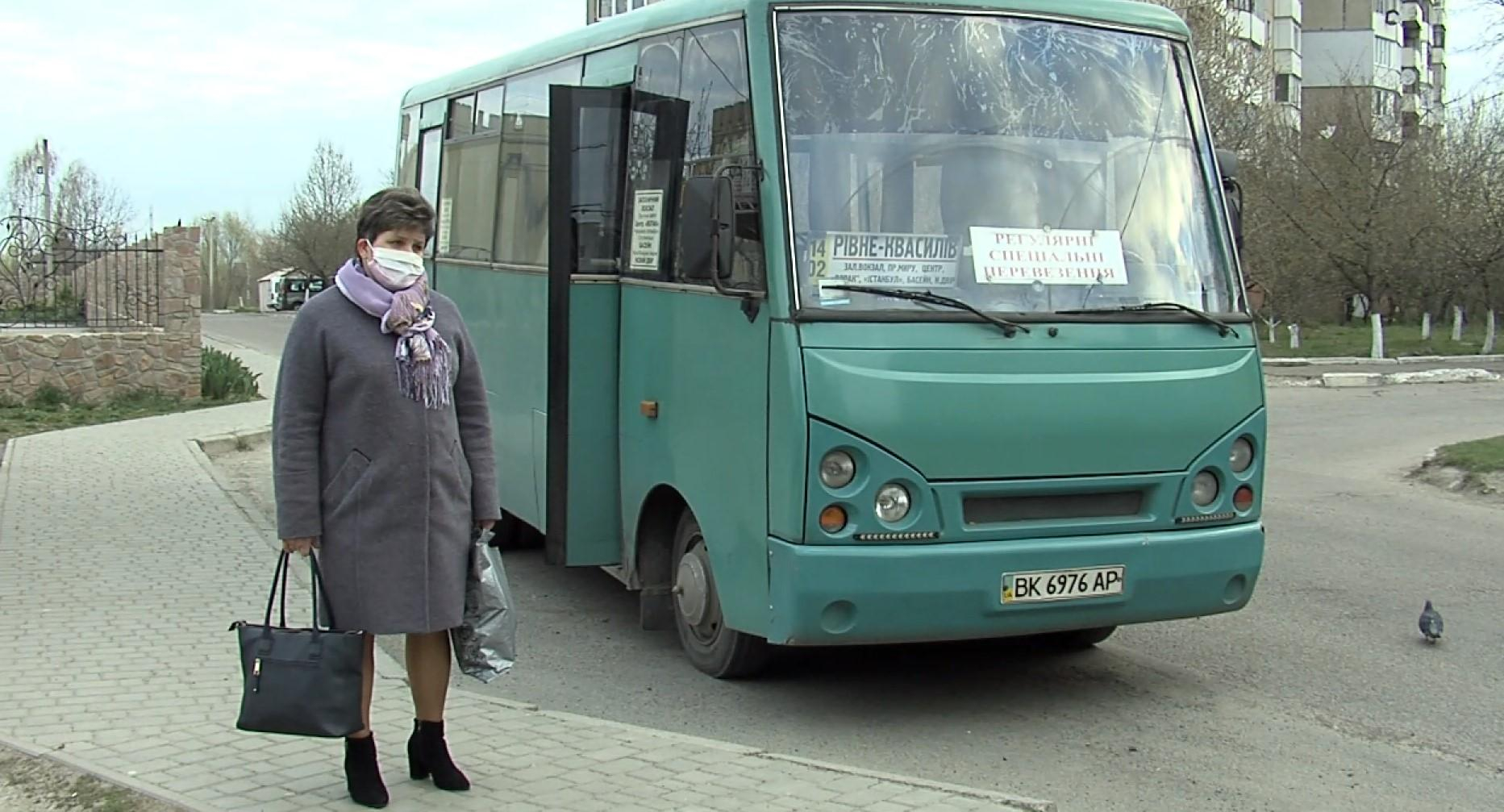 Діставалися, як могли: на Рівненщині запустили спецрейси для медпрацівників – відео