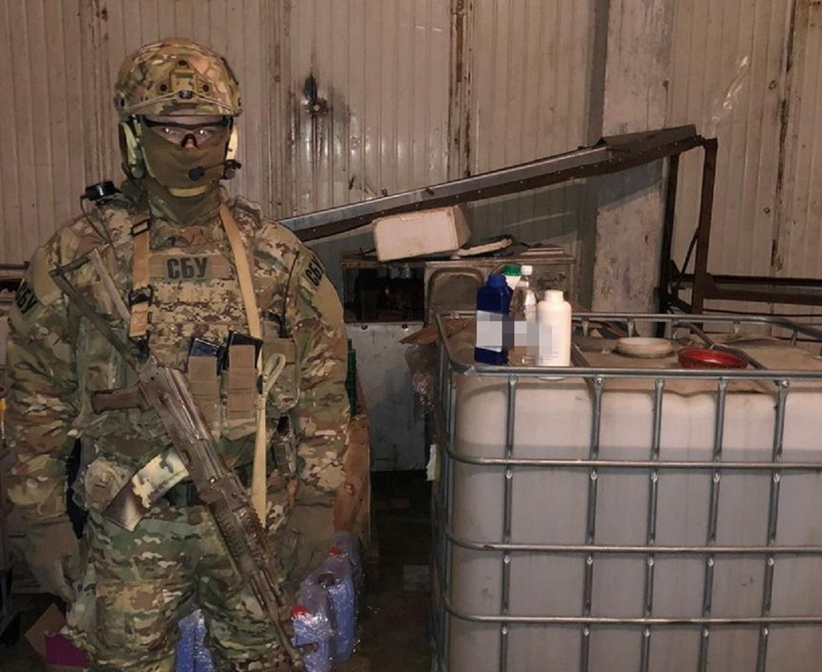 В Херсонской области производили фальсификат антисептика: фото, видео В Херсонской области производили фальсификат антисептика: фото, видео