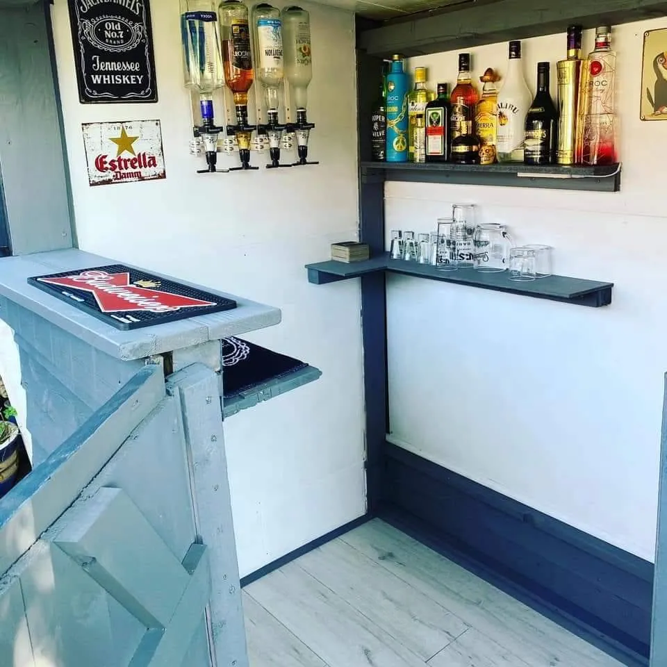 Старий сарай перетворився на бар Старий сарай перетворився на бар