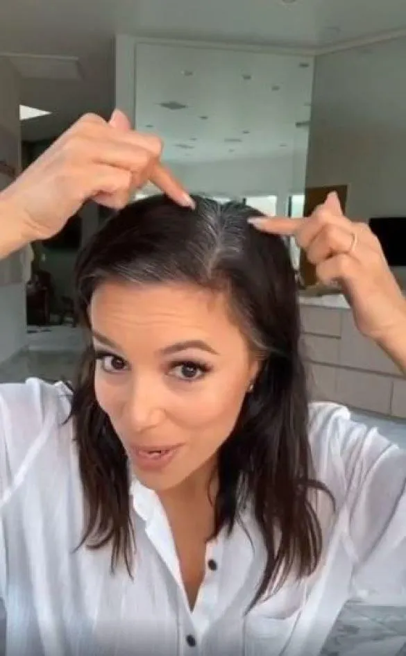 Єва Лонгорія показала, як зафарбовує волосся Єва Лонгорія показала, як зафарбовує волосся