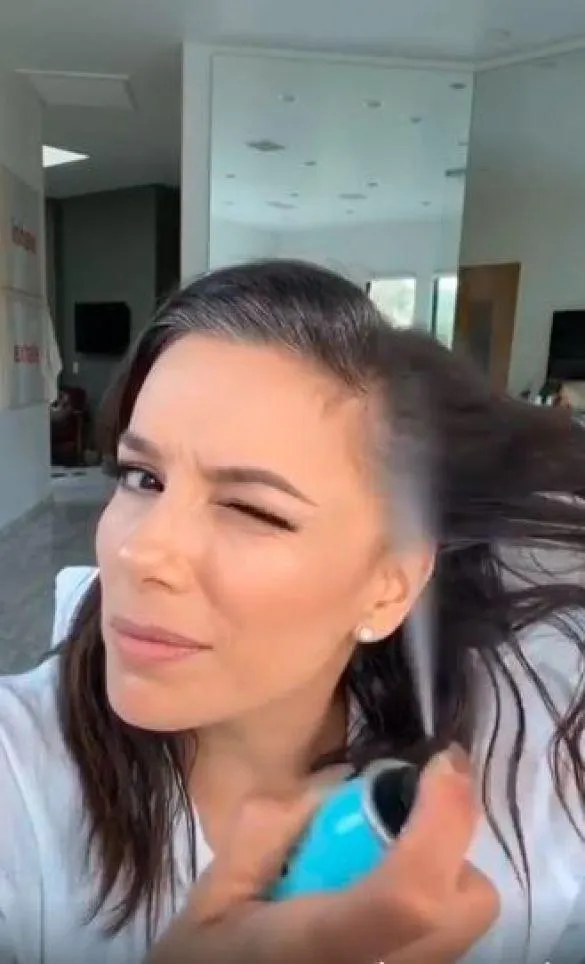 Єва Лонгорія зафарбовує сиве волосся Єва Лонгорія зафарбовує сиве волосся