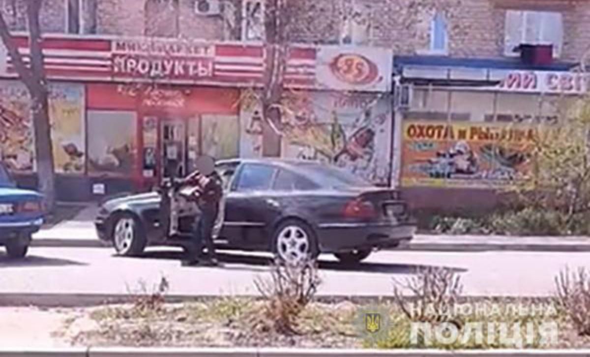 10-річний хлопчик на Mercedes приїхав за покупками до магазину на Запоріжжі: відео