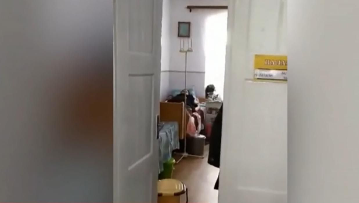 Відра замість туалету: в яких умовах живуть пацієнти з коронавірусом у Почаєві Відра замість туалету: в яких умовах живуть пацієнти з коронавірусом у Почаєві