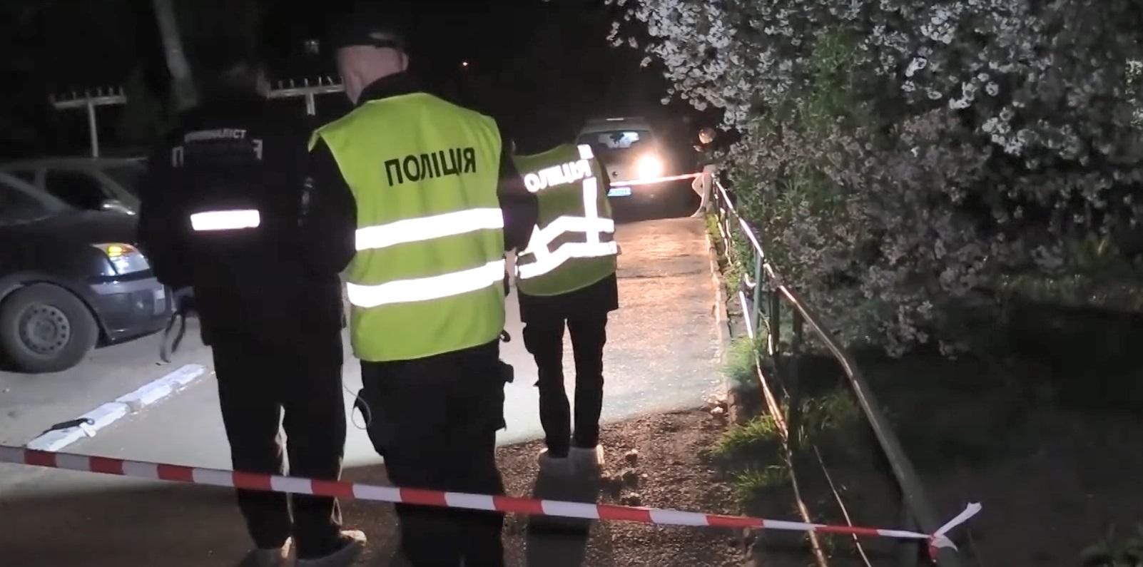 В Киеве мужчина напал на полицейского и прострелил ему ноги: детали В Киеве мужчина напал на полицейского и прострелил ему ноги: детали