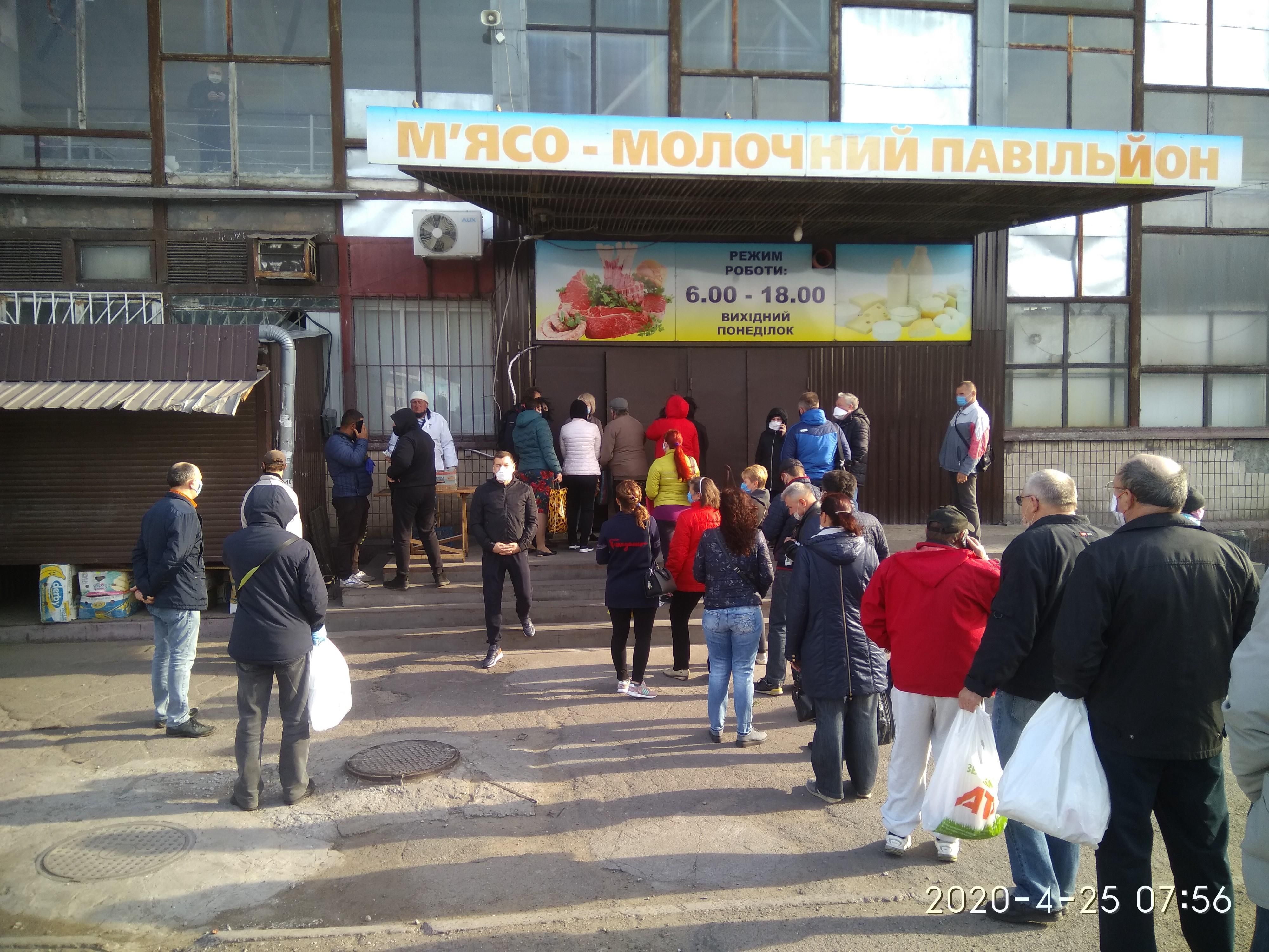 Підприємці з бійками прорвалися на ринок в Кам'янську, який закрили на карантин: відео Підприємці з бійками прорвалися на ринок в Кам'янську, який закрили на карантин: відео