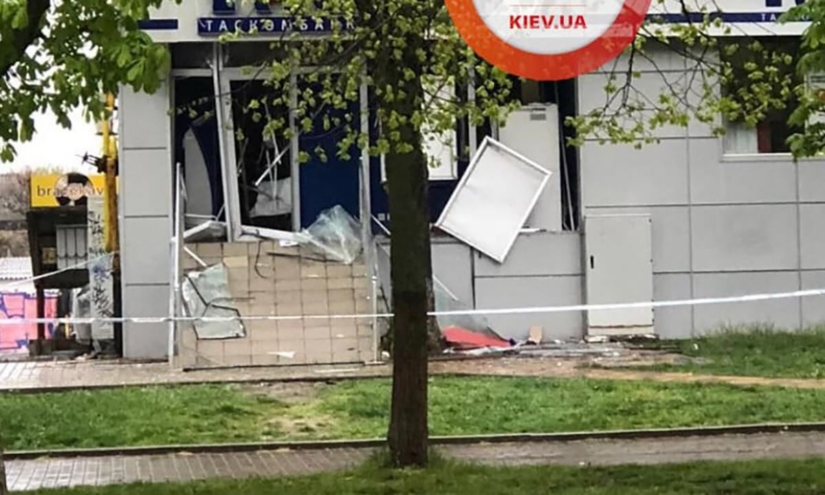 В Броварах взорвали отделение банка ТАС В Броварах взорвали отделение банка ТАС