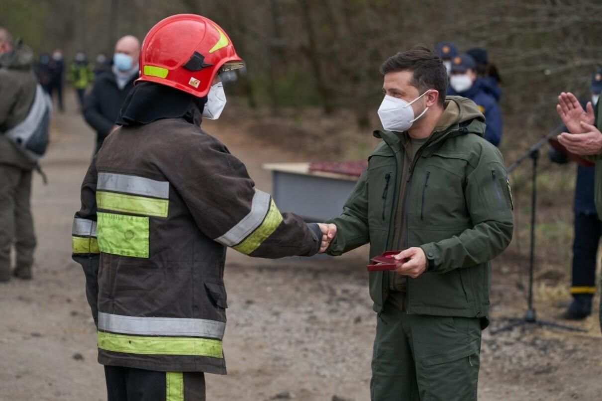 Зеленський поїхав у Чорнобильську зону і нагородив героїв-рятувальників: відео