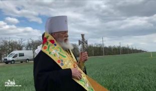 Одеський митрополит УПЦ (МП) Агафангел молився в полі за дощ: відео