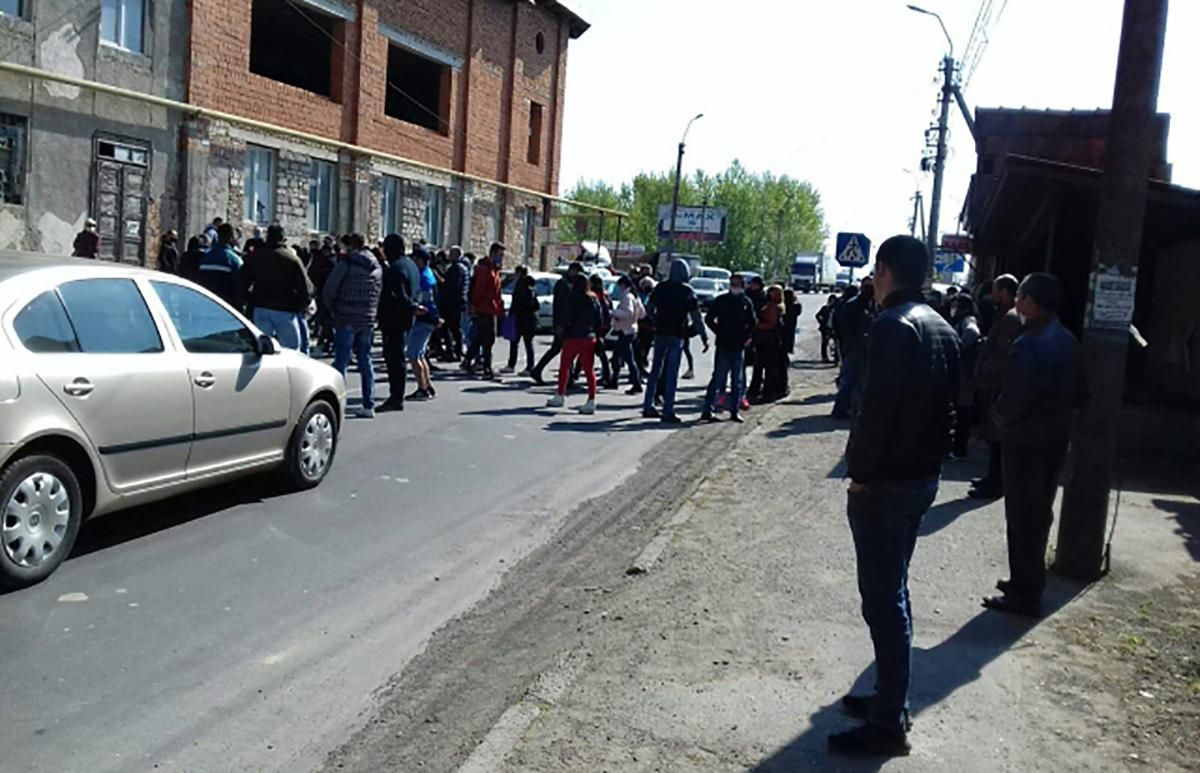 Підприємці перекривали трасу на Закарпатті з вимогою відкрити ринки Підприємці перекривали трасу на Закарпатті з вимогою відкрити ринки