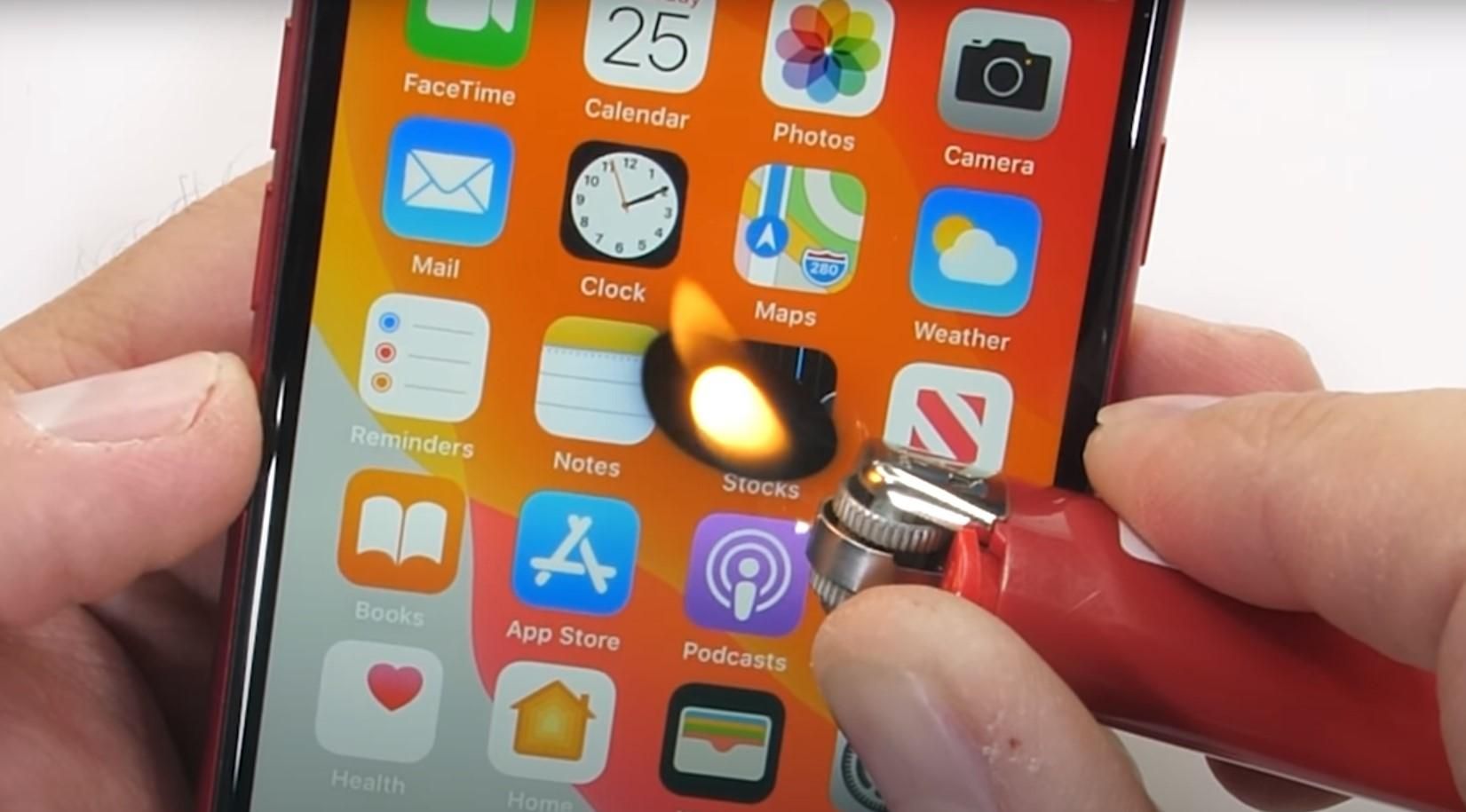 Новий iPhone SE випробували на міцність: відео Новий iPhone SE випробували на міцність: відео