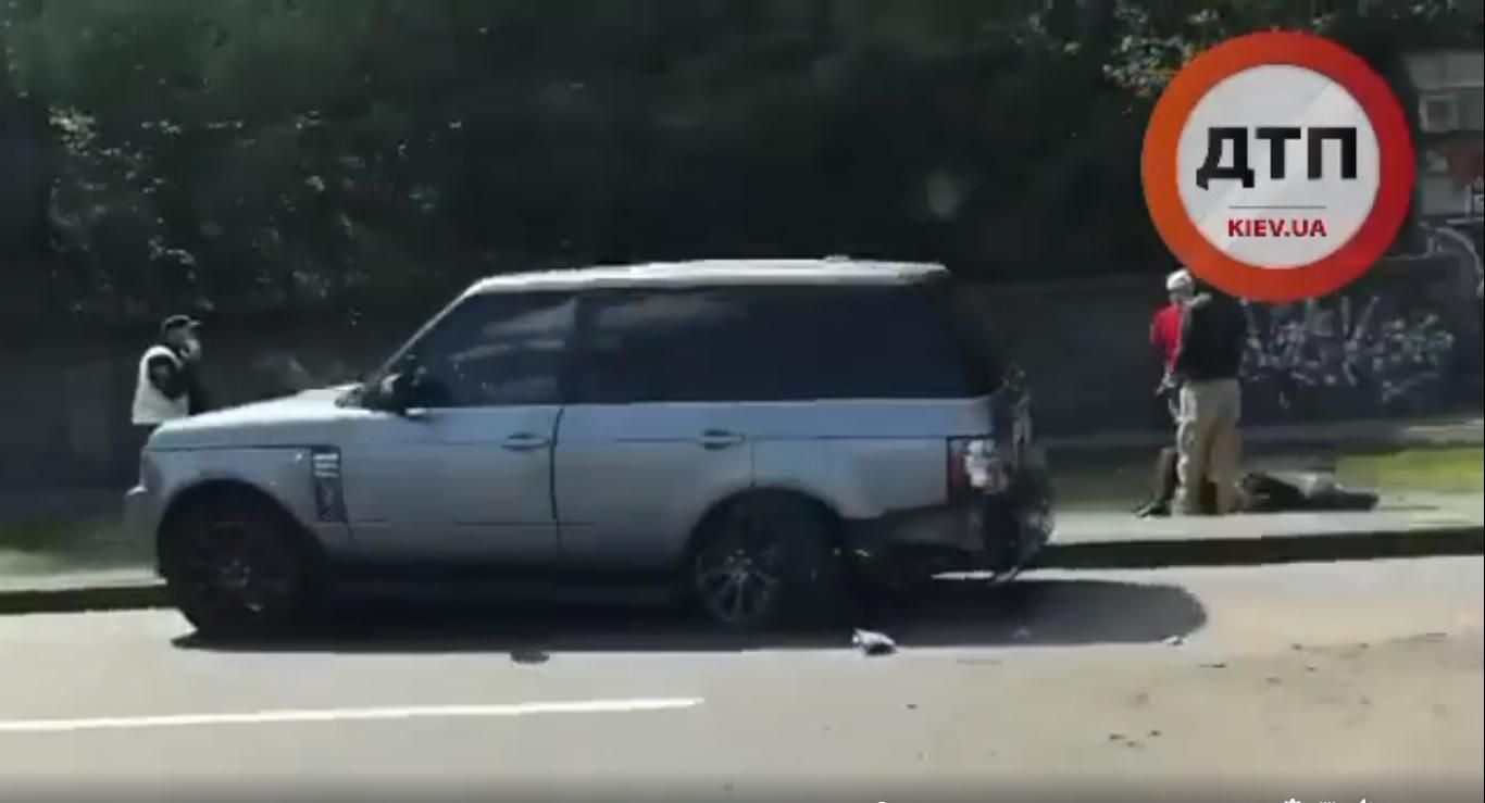 Серйозна аварія в Києві на Набережному шосе: зіштовхнулися ВАЗ та Range Rover – відео