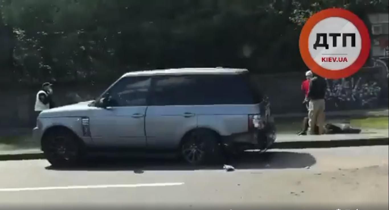 Серьезная авария в Киеве на Набережном шоссе: столкнулись ВАЗ и Range Rover – видео Серьезная авария в Киеве на Набережном шоссе: столкнулись ВАЗ и Range Rover – видео