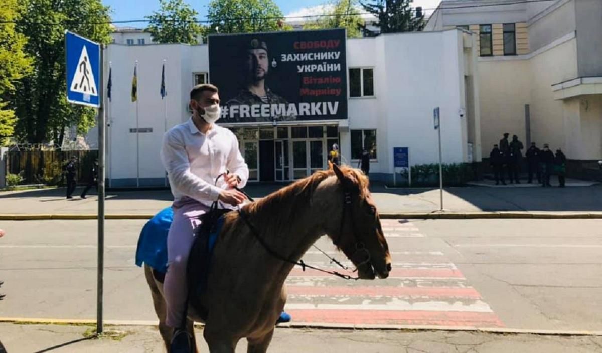  Пловец из Гидропарка Бурьянов приехал на коне к Авакову: фото