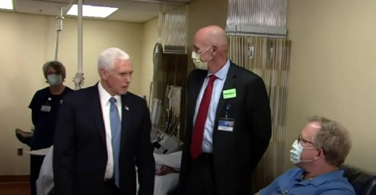 Вице-президент США Пенс пришел в клинику без маски