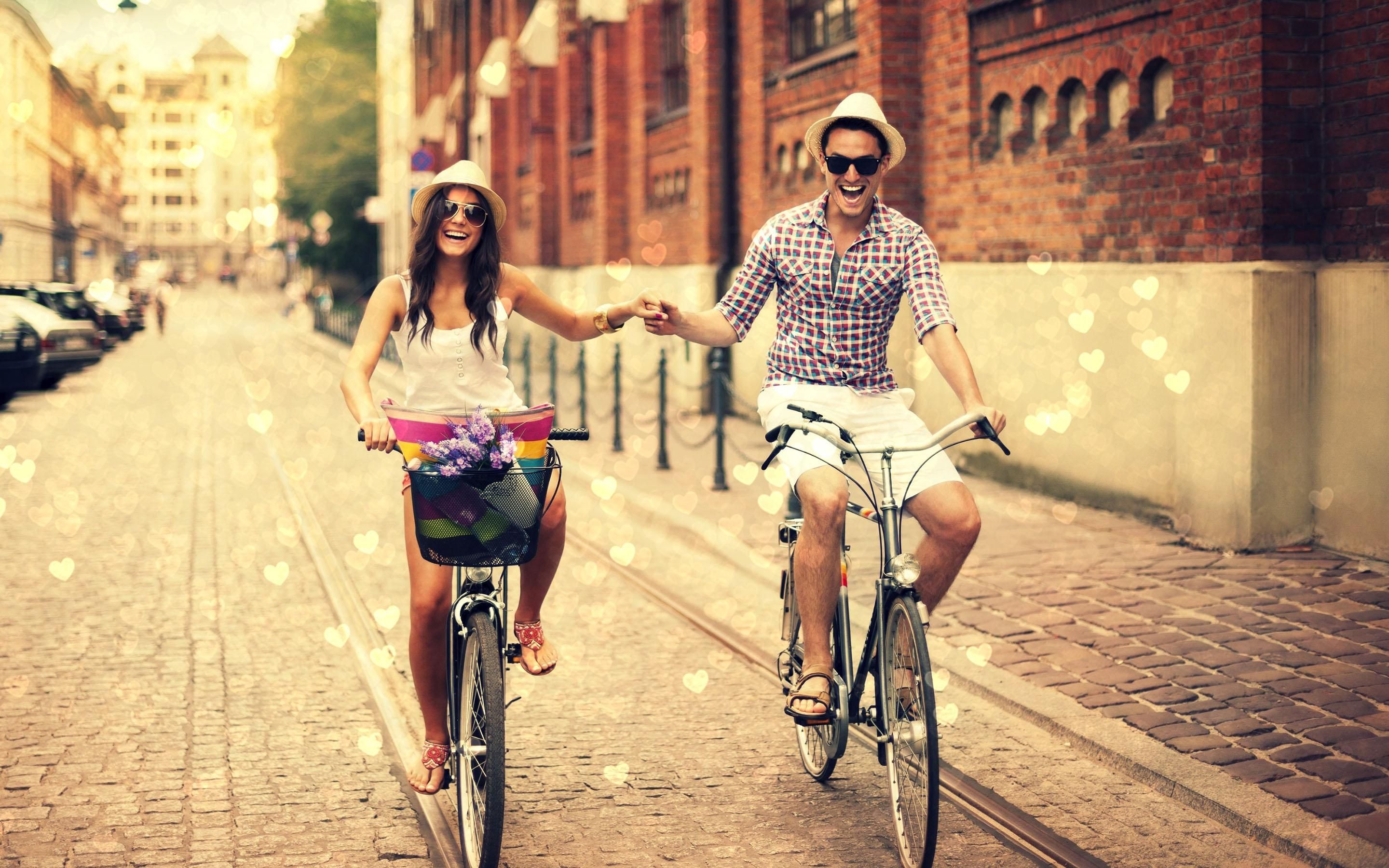 Пара катається на велосипедах