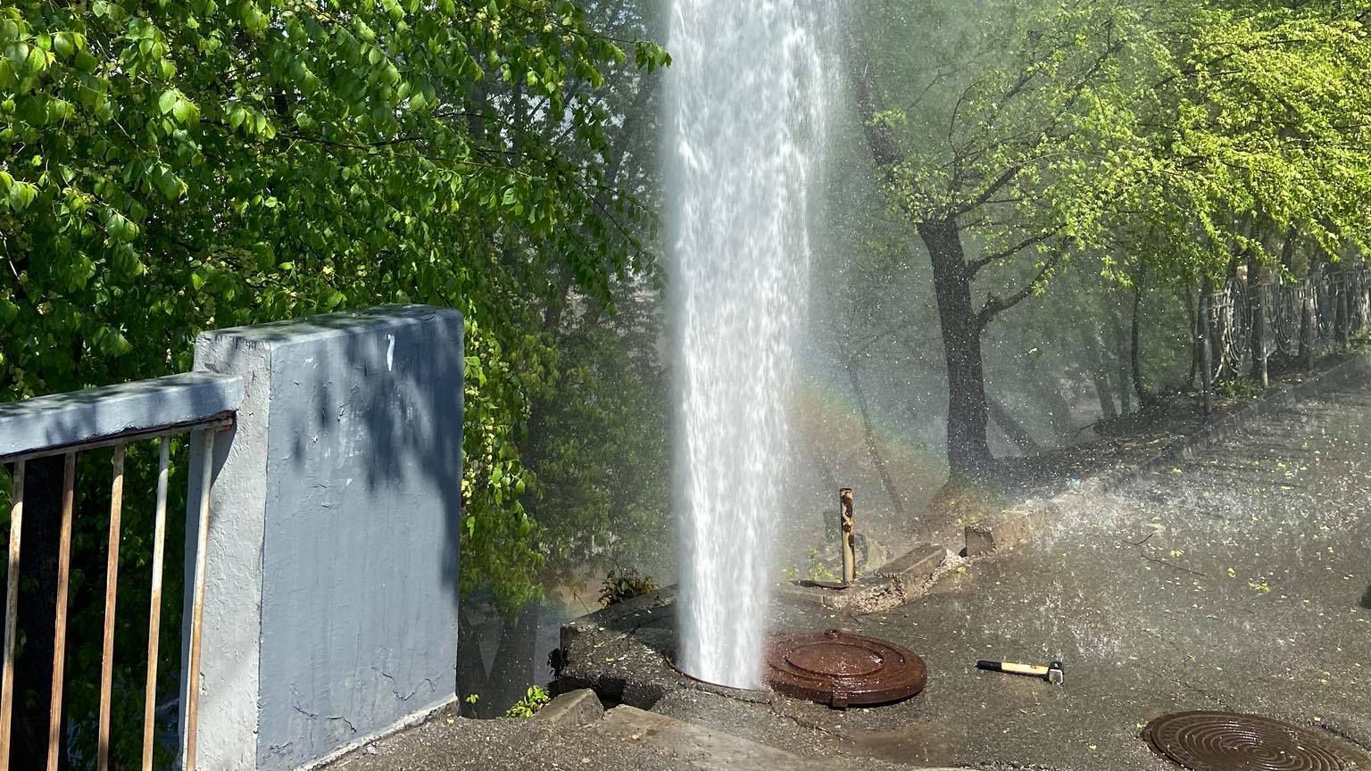 В Киеве из-под земли забил гейзер: впечатляющее видео В Киеве из-под земли забил гейзер: впечатляющее видео