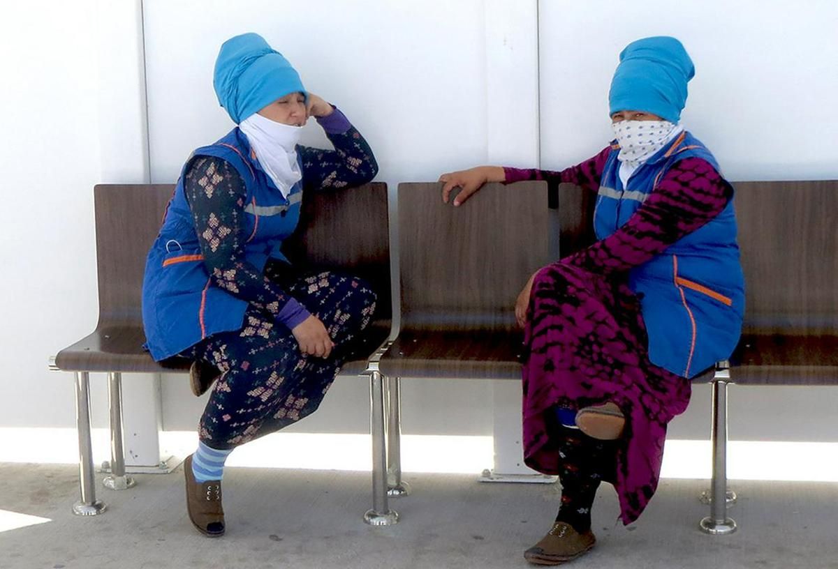 У Туркменістані заборонені медичні маски, а тепер пацієнтів з карантину вивезли перед візитом місії ВООЗ 