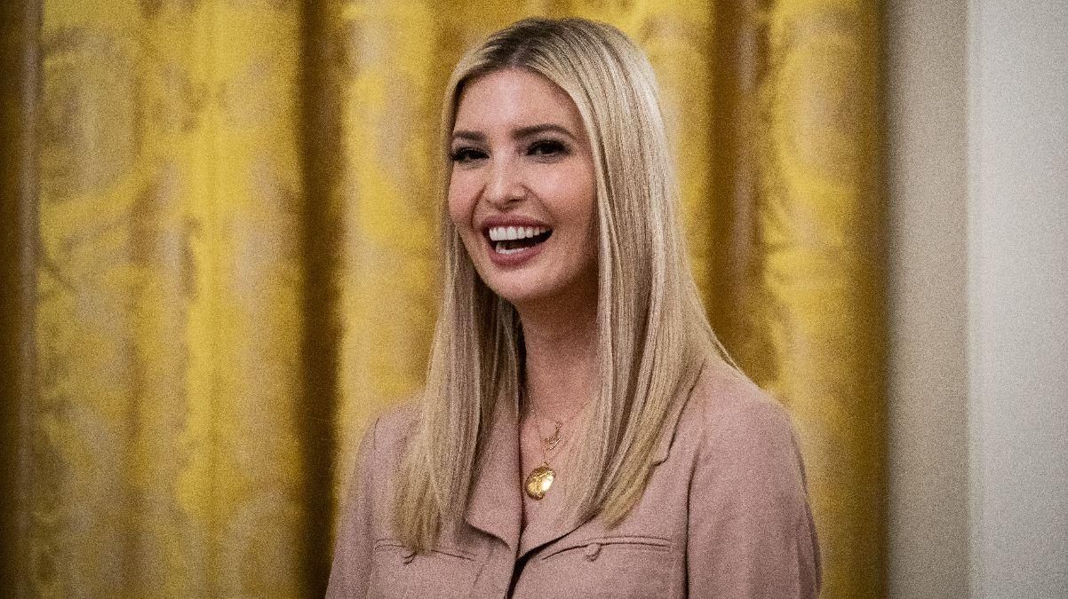 У пудровому комбінезоні: Іванка Трамп здійснила перший офіційний вихід на карантині