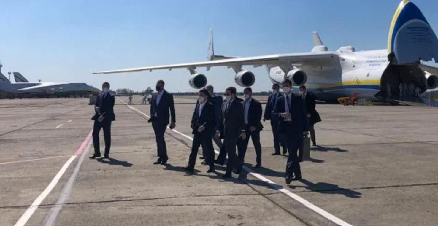 В Офисе Президента объяснили, как маски из "Мрии" попали в "Эпицентр" В Офисе Президента объяснили, как маски из "Мрии" попали в "Эпицентр"