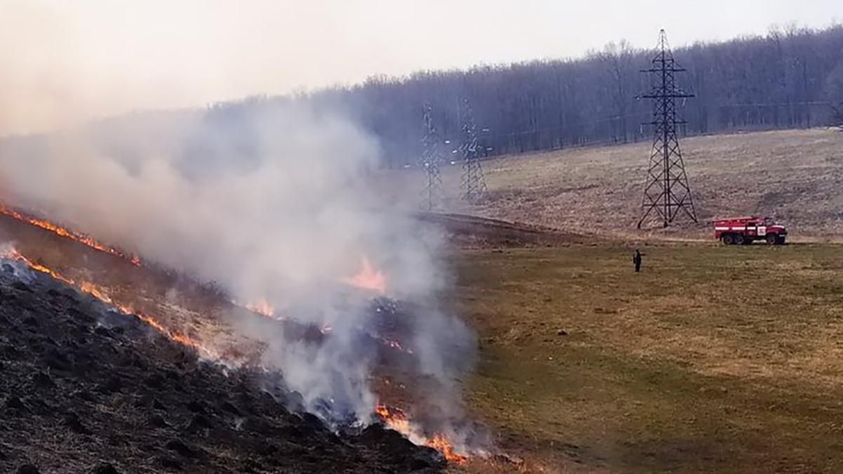 Пожежу біля військових складів у Балаклії загасили: відео 