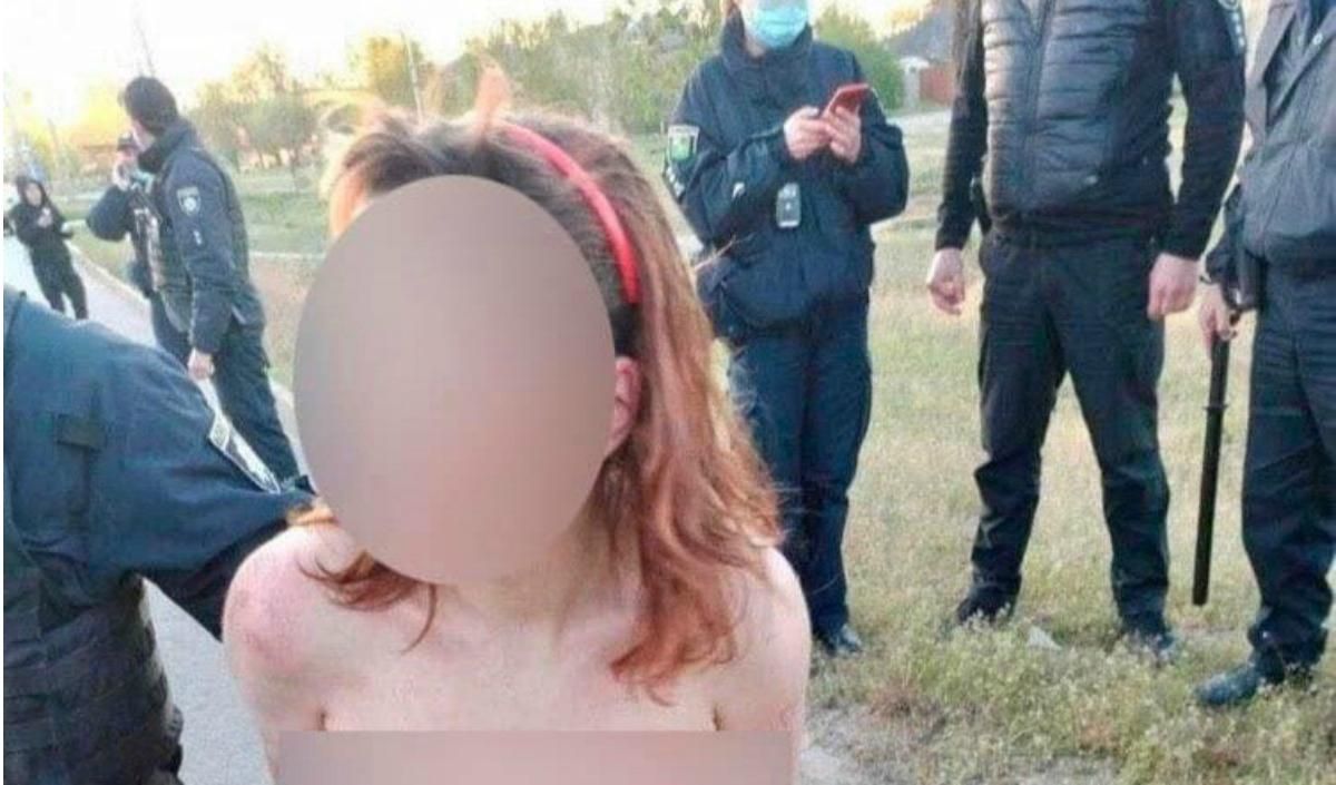 В Харькове задержали голую женщину с головой в пакете – видео