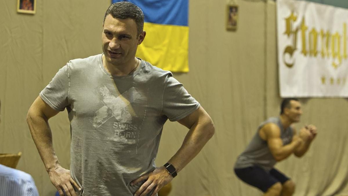 Кличко самостоятельно сделал себе стильную стрижку: видео