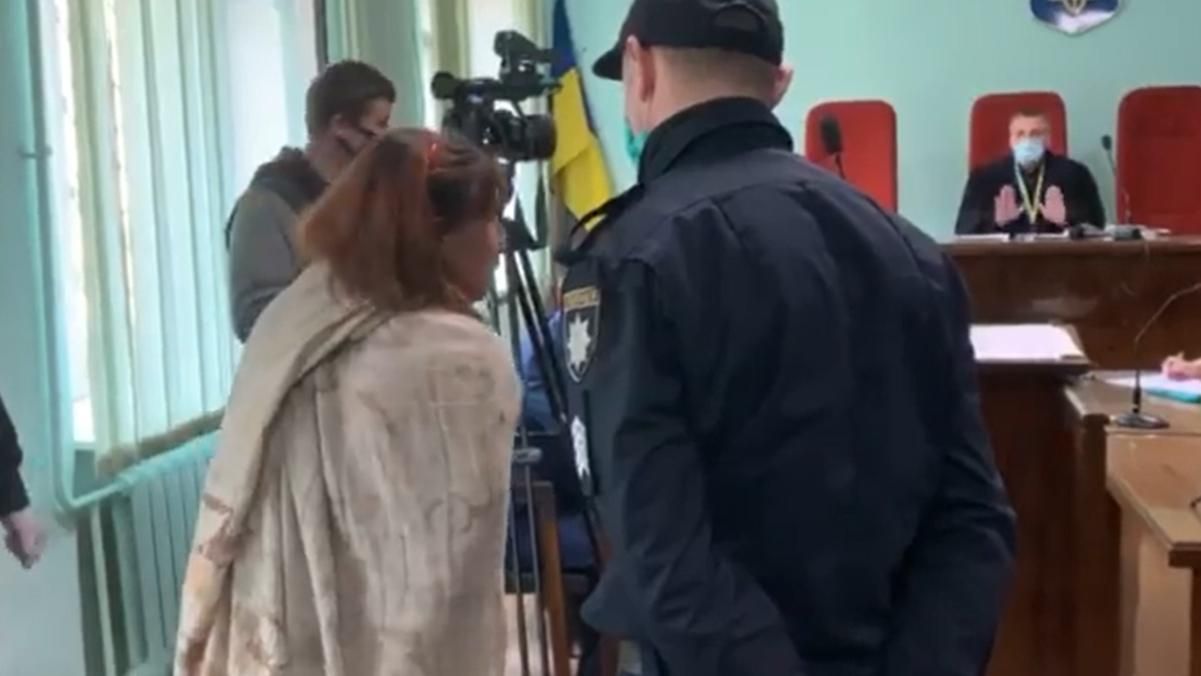 Гола жінка ходила Харковом з відрізаною головою 13-річної доньки: з’явилися перші кадри з суду